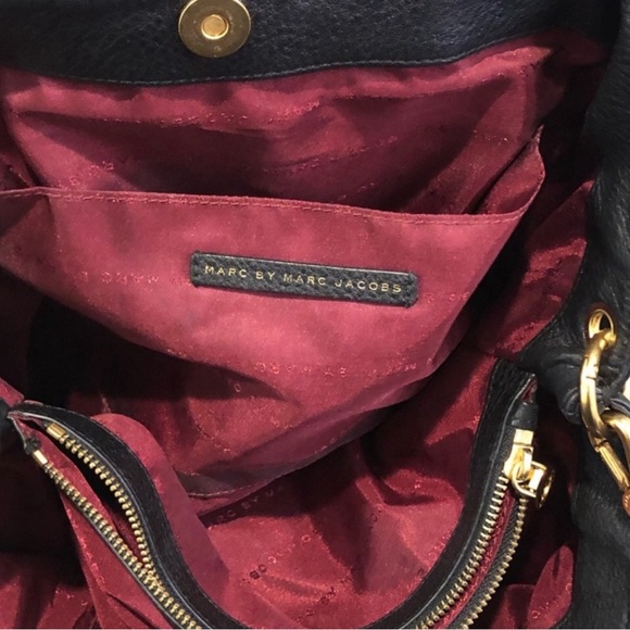 MARC JACOBS Black Satchel Crossbody Raspberry Interior w Central Zipping Pocket - Picture 2 of 16